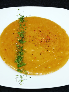 Una foto de Crema de patatas azules con tomate - veggie