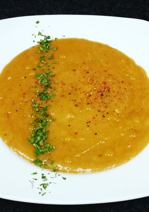 Una foto de Crema de patatas azules con tomate - veggie