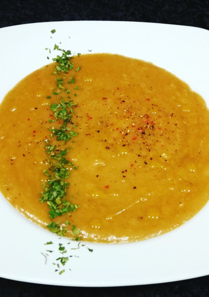 Una foto de Crema de patatas azules con tomate - veggie