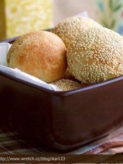 【食譜】日式豆腐芝麻麵包-----超簡易30分鐘出爐完成喔! 的食譜成品照片