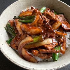 Stir-fried Beef & Onion Rice Bowl A picture of Stir-fried Beef & Onion Rice Bowl.