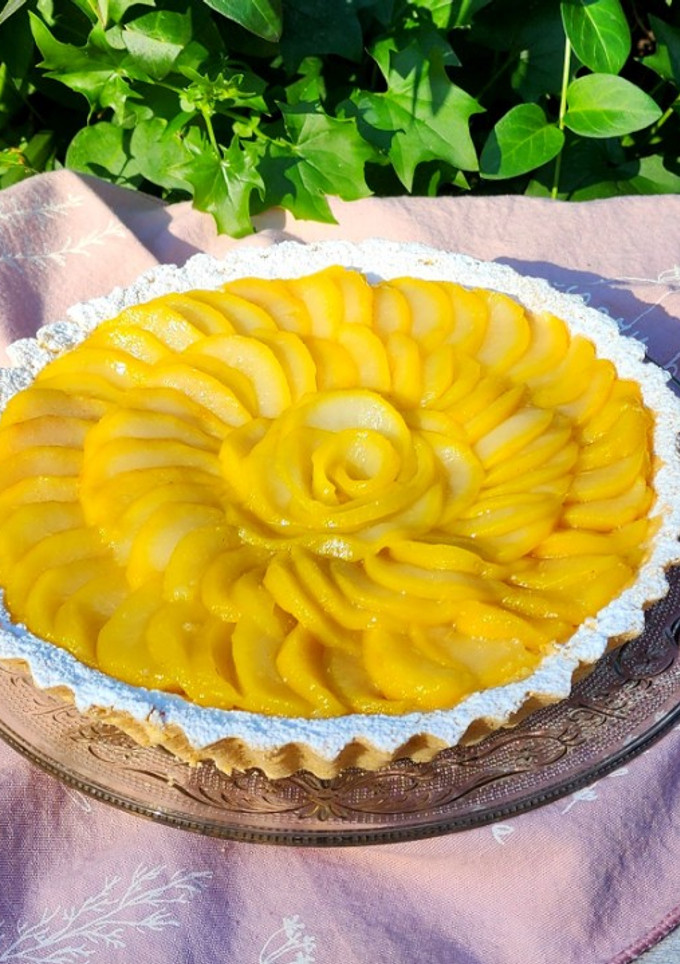 Una foto de 🍐🪻 Peras al almíbar de azafrán + Tarta de peras al azafrán - Dos recetas en una 🪻🍐