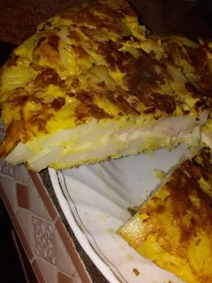 Una foto de Tortilla de papas rellena