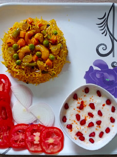 વેજીટેબલ પુલાવ (Vegetable pulao Recipe In Gujarati) રેસીપી મુખ્ય ફોટો