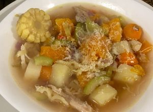 Una foto de Cocina antifrío: Sopa de pollo y vegetales
