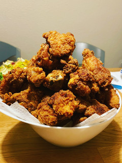 Una foto de Pollo frito estilo japonés karaage