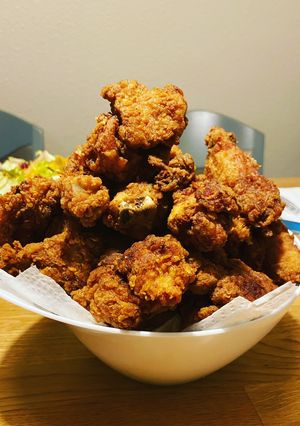 Una foto de Pollo frito estilo japonés karaage