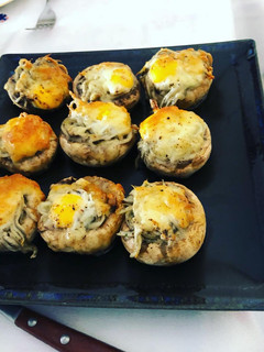 Una foto de Champiñón relleno de gula del norte y huevo de codorniz