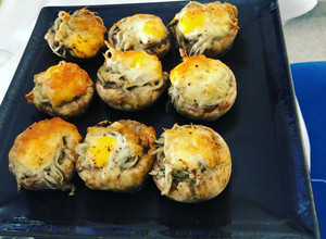 Foto principal de Champiñón relleno de gula del norte y huevo de codorniz
