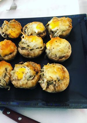 Una foto de Champiñón relleno de gula del norte y huevo de codorniz