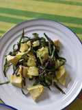 Ensalada de hojas de batata y aguacate