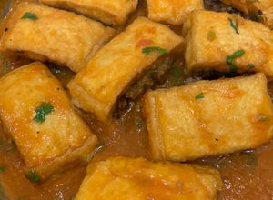 Hình của món Đậu Hũ Dồn Thịt Sốt Cà.