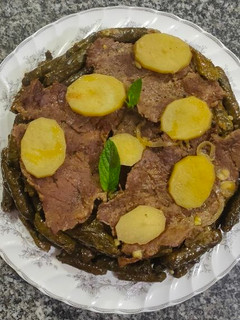 A picture of طاجن ورق عنب بشرائح اللحم.