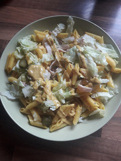 Una foto de Ensalada amarilla de pasta