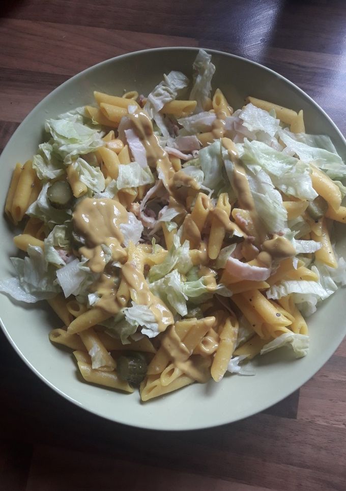 Una foto de Ensalada amarilla de pasta