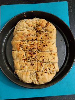 சீஸி கர்லிக் பிரட்(Cheesy garlic bread recipe in tamil) செய்முறை முக்கிய புகைப்படம்
