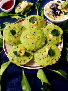 हरियाली इडली (Hariyali idli recipe in hindi) रेसिपी मुख्य फोटो