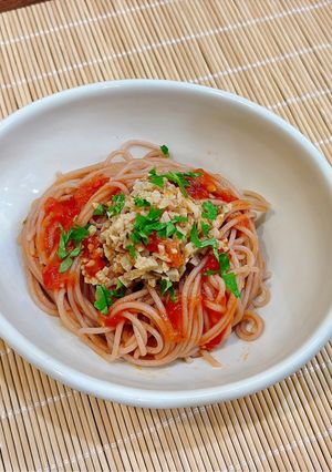 Hình của món Bún gạo lứt xào sốt cà chua.