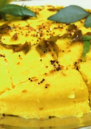 बेसन सूजी का इंस्टेंट ढोकला (besan suji ka instant dhokla recipe in Hindi) रेसिपी मुख्य फोटो