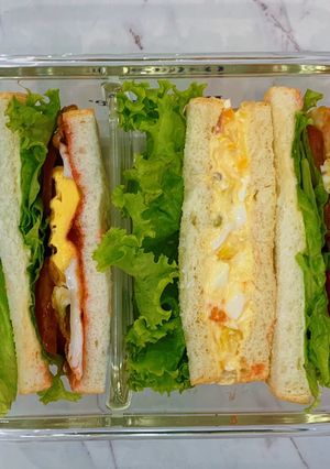 Hình của món Lunch Box: Sandwich ốp la và trứng mayonnaise.