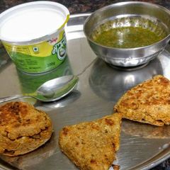 A picture of Vegetable oats samosa.