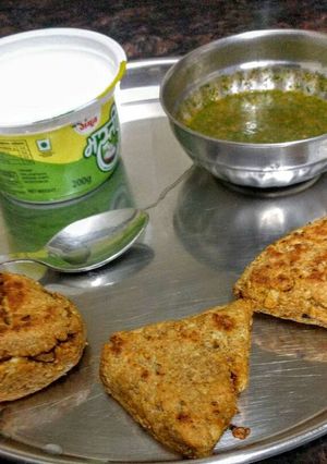 A picture of Vegetable oats samosa.