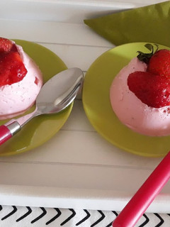 Una foto de Flan de fresas