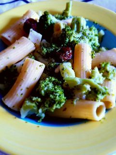 Una foto de Pasta con brócoli y ajo