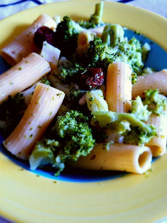 Una foto de Pasta con brócoli y ajo