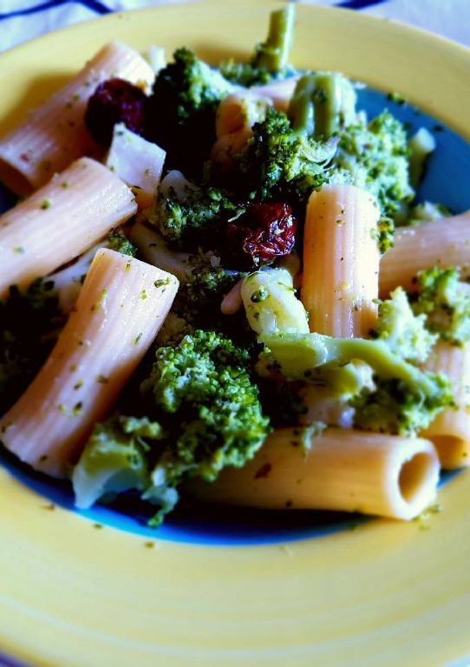 Una foto de Pasta con brócoli y ajo