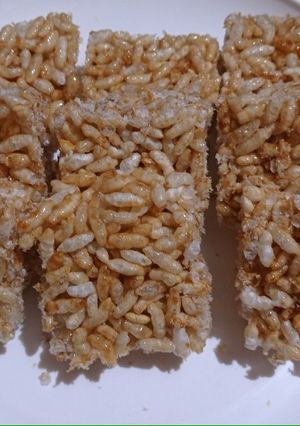 मुरमुरा चिक्की(Murmura chiki recipe in Hindi) रेसिपी मुख्य फोटो