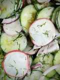 Joghurtos uborkasaláta retekkel és kaporral 🥒🧅🥗