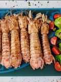 Galeras a la plancha y ensalada de cogollos