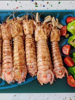 Una foto de Galeras a la plancha y ensalada de cogollos