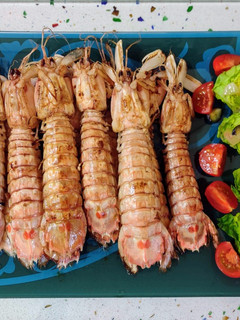 Una foto de Galeras a la plancha y ensalada de cogollos