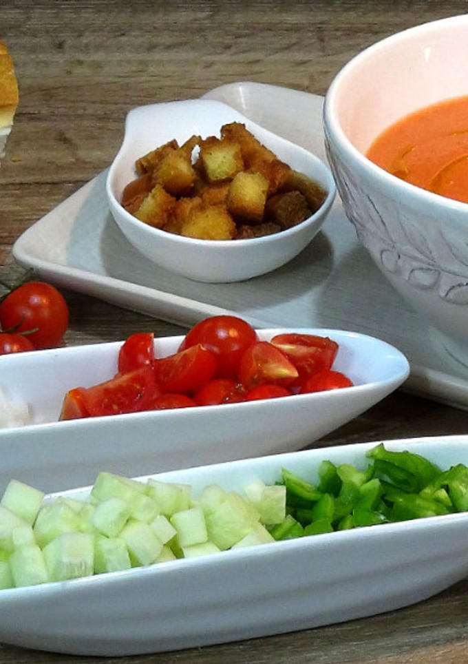 Una foto de Gazpacho Andaluz, receta tradicional muy fácil, rápida y refrescante