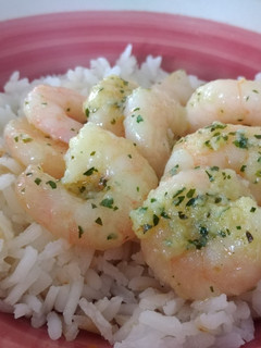 Una foto de Camarones al ajo