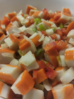 Una foto de Palitos de cangrejo con vinagreta de pimientos