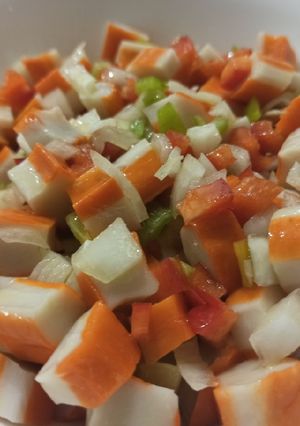 Una foto de Palitos de cangrejo con vinagreta de pimientos