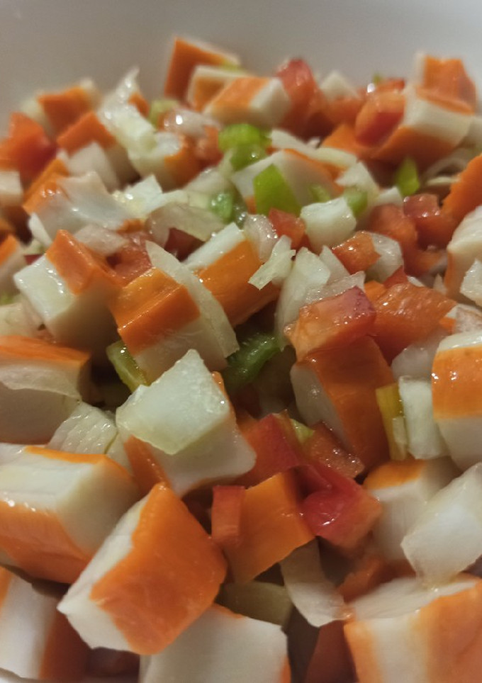 Una foto de Palitos de cangrejo con vinagreta de pimientos
