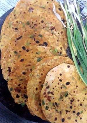 A picture of Green garlic thepla.