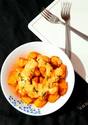 A picture of Patatas Bravas.