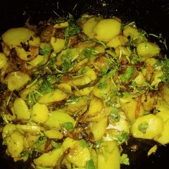 A picture of Aloo fry bhujiaya/chapati roll.