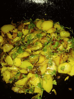 A picture of Aloo fry bhujiaya/chapati roll.
