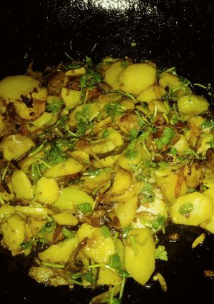 A picture of Aloo fry bhujiaya/chapati roll.