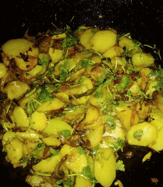 A picture of Aloo fry bhujiaya/chapati roll.