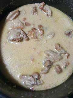 Una foto de Pollo en salsa de queso y bacon carbonara