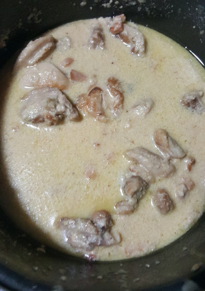 Una foto de Pollo en salsa de queso y bacon carbonara