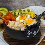 Poke bowl de arroz de coliflor con huevo poché