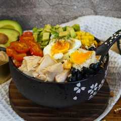Una foto de Poke bowl de arroz de coliflor con huevo poché